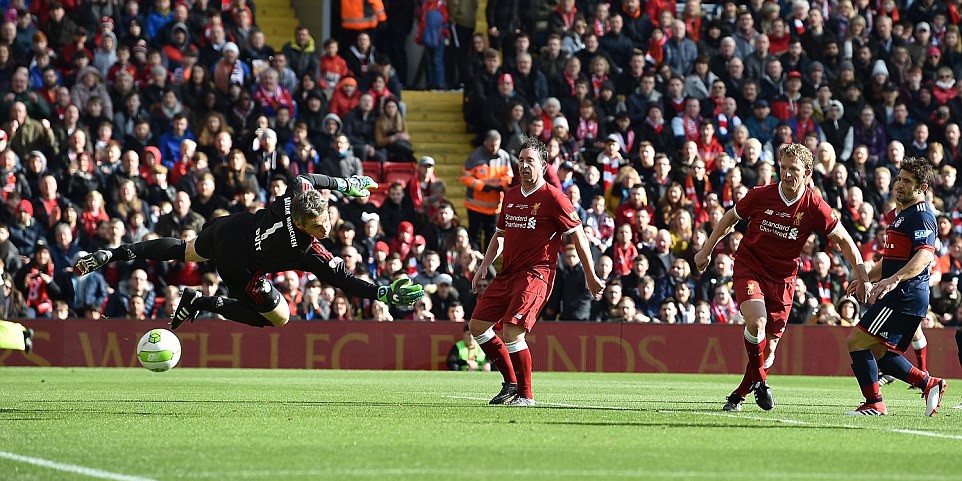 Xem Gerrard, Alonso t&aacute;i xuất trong trận cầu 10 b&agrave;n thắng với Bayern - Ảnh 6.