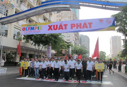 Đường phố TP HCM rộn ràng với 10.000 người chạy