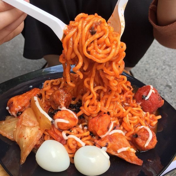 Những khu ăn vặt nổi tiếng ngon - rẻ ở Hà Nội - Ảnh 7.