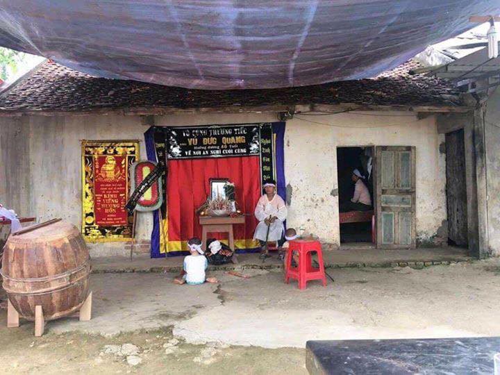 Cựu &ldquo;hoa kh&ocirc;i&rdquo; b&oacute;ng đ&aacute; l&agrave;m cầu nối sẻ chia - Ảnh 1.