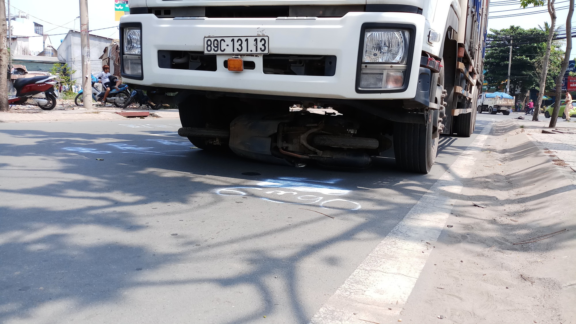 Xe tải &ldquo;nuốt&rdquo; xe m&aacute;y, một phụ nữ tử vong - Ảnh 1.