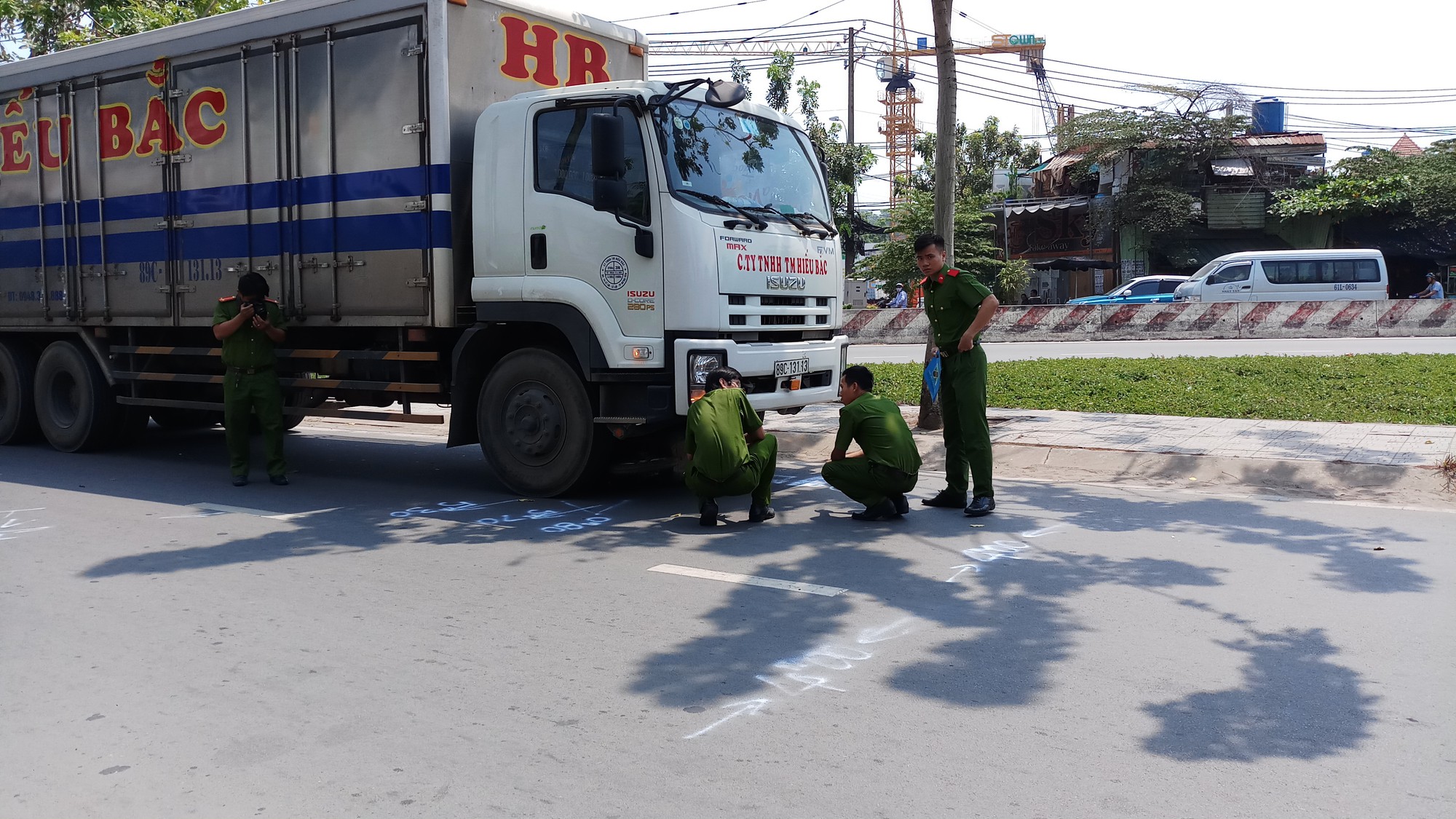 Xe tải “nuốt” xe máy, một phụ nữ tử vong