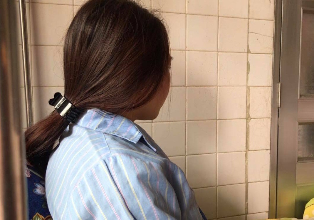 Phụ huynh đánh nữ giáo viên thực tập đe dọa sẩy thai bị cấm đi khỏi nơi cư trú