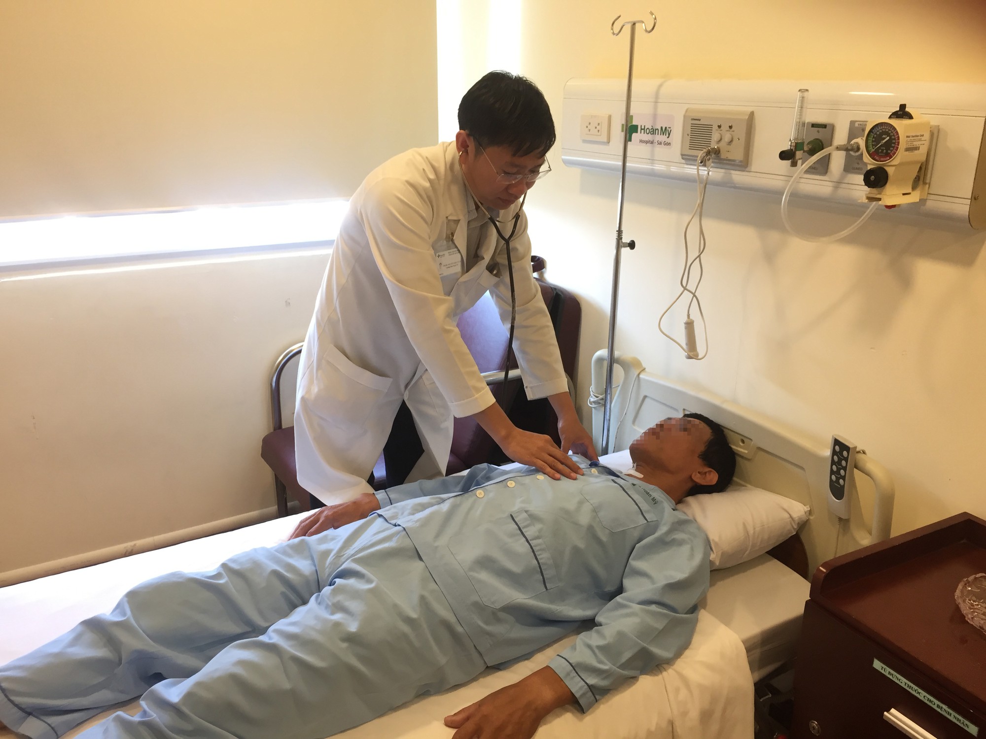 Vừa nhậu vừa ngậm tăm, người đ&agrave;n &ocirc;ng thủng ruột - Ảnh 2.