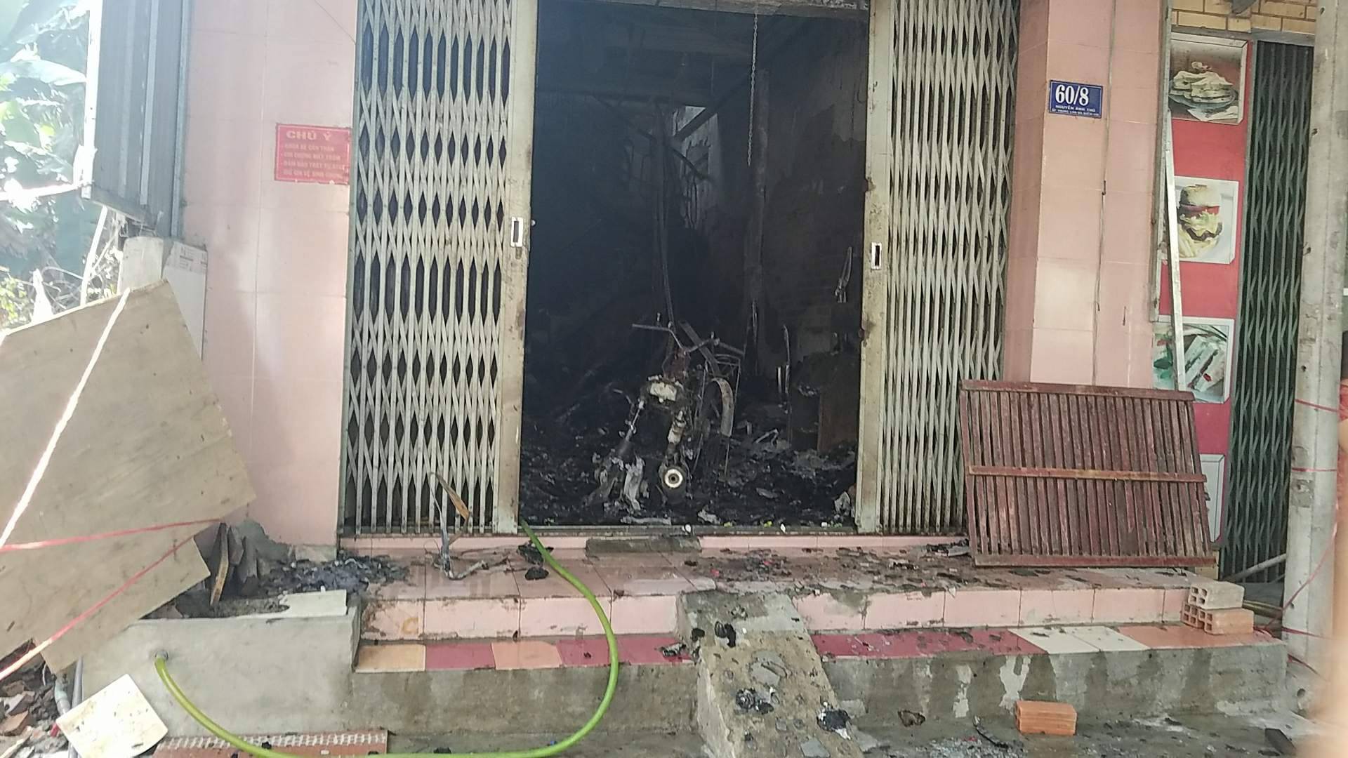 Chồng lao vào biển lửa cứu vợ con trong vụ cháy ở Sài Gòn