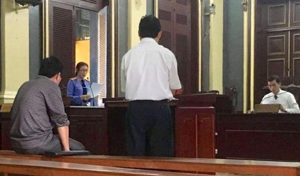 Hai c&aacute;n bộ x&atilde; tiếp tay cho kẻ lừa đảo l&atilde;nh &aacute;n - Ảnh 1.