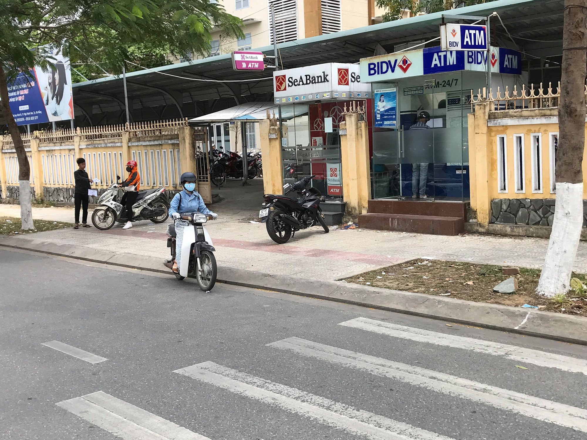 Bắt quả tang 2 người Trung Quốc lắp camera trộm mã pin ATM