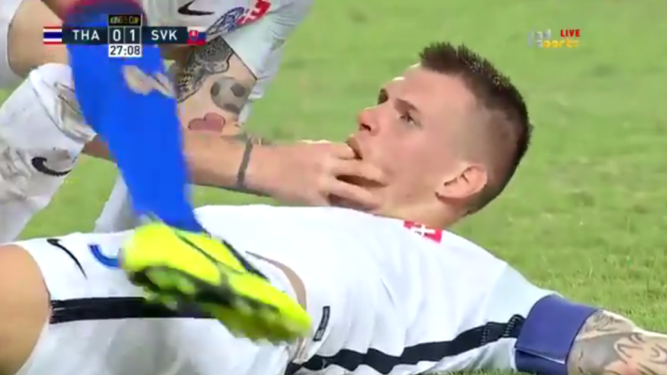 Bị tiền vệ Thái Lan Chanathip sút trúng mặt, Skrtel suýt chết