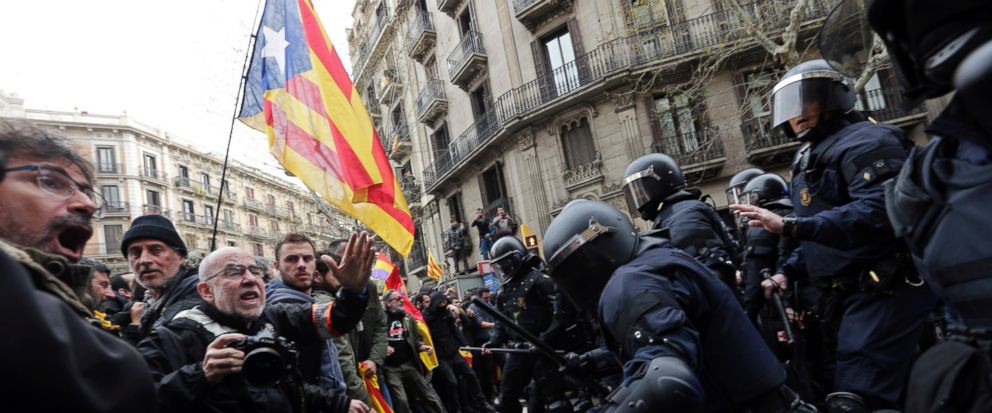 Cựu thủ hiến bị bắt, biểu tình ở Catalonia bùng nổ khốc liệt