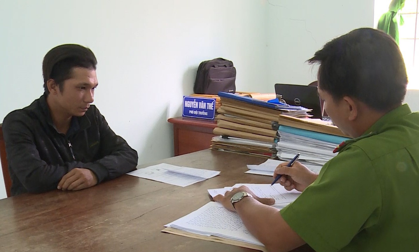 Nhậu say, "ma men" tự đốt nhà và đánh công an