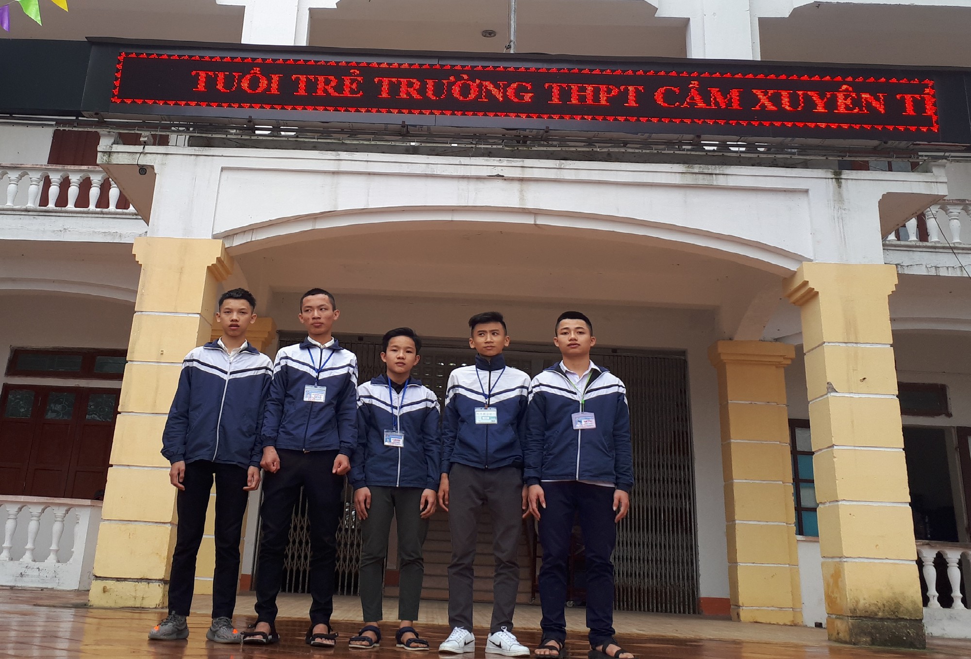 Đi học về nhặt được gần 15 triệu đồng, 5 học sinh tìm người trả lại