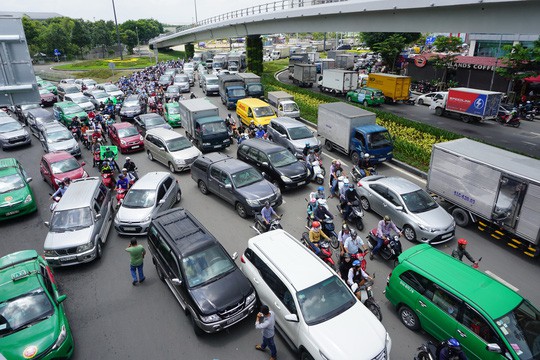 Lại đau đầu với Uber, Grab