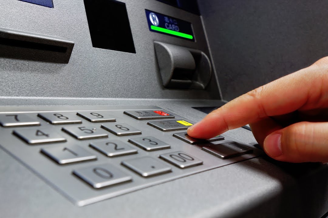 Vì sao nhiều người mất tiền trong thẻ ATM dù đang giữ thẻ?