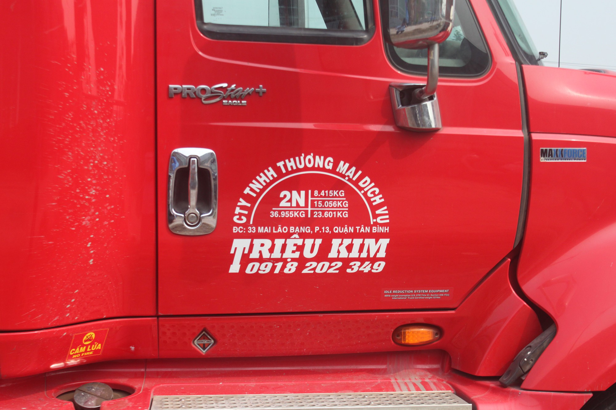 Thanh tra giao th&ocirc;ng đấu tr&iacute; với t&agrave;i xế chở h&agrave;ng qu&aacute; tải suốt nhiều giờ - Ảnh 3.