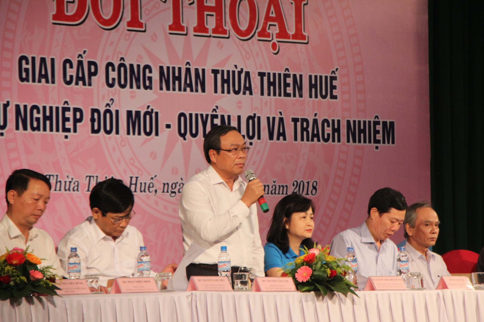 Người lao động đối thoại thẳng thắn với l&atilde;nh đạo tỉnh - Ảnh 2.