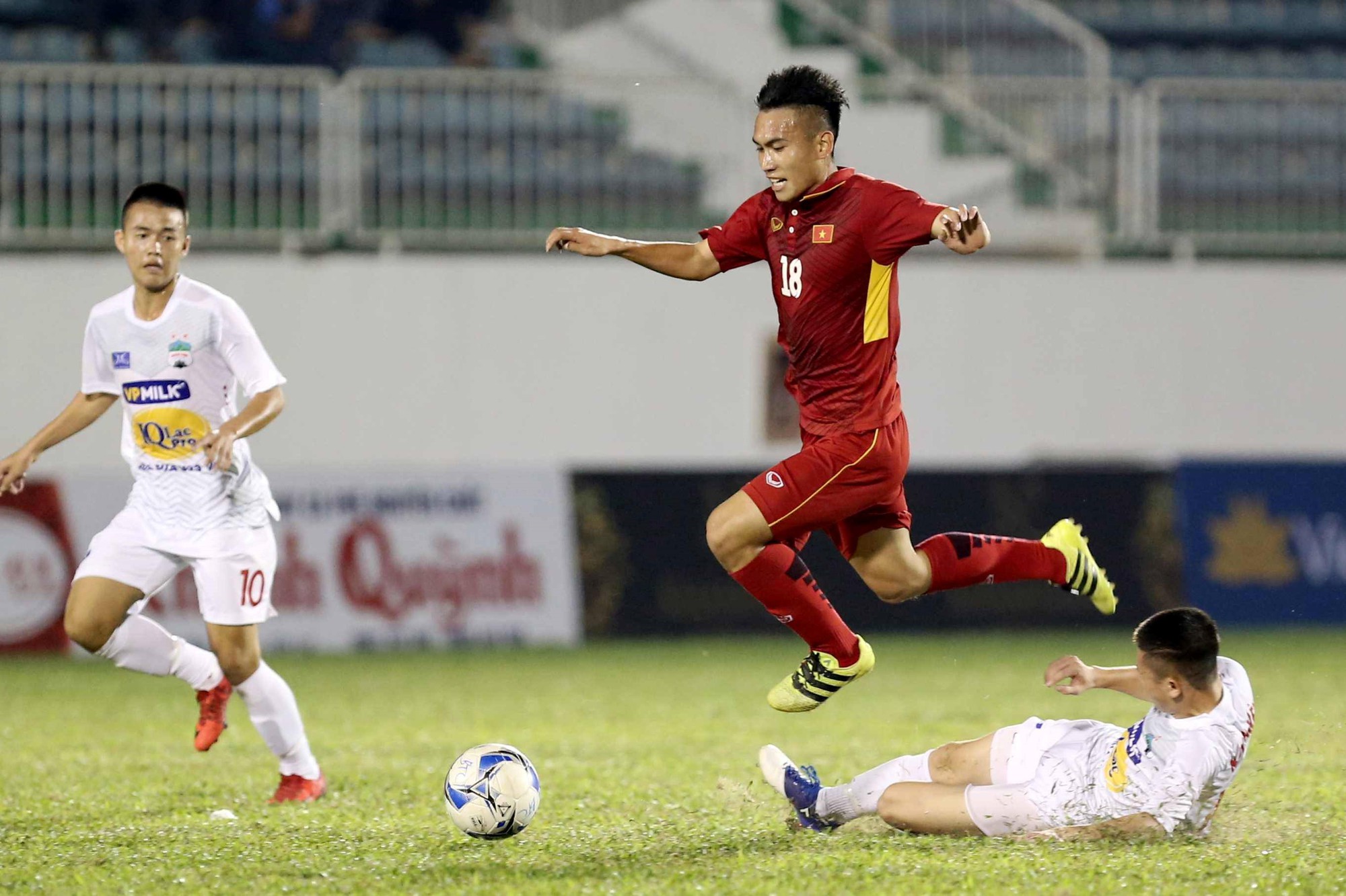 U19 Việt Nam bảo vệ th&agrave;nh c&ocirc;ng ng&ocirc;i vương sớm một v&ograve;ng đấu - Ảnh 1.