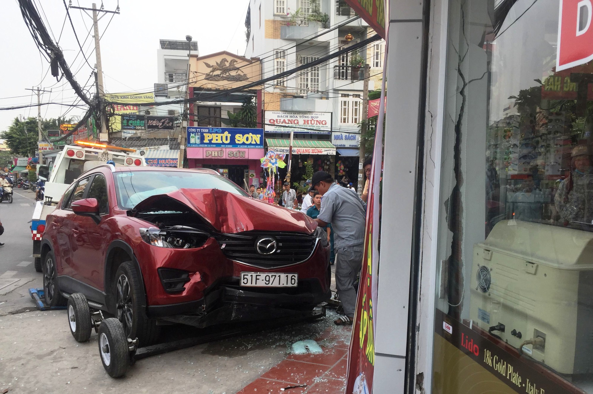 “Xế hộp” lao vào tiệm mắt kính, hàng chục người thót tim