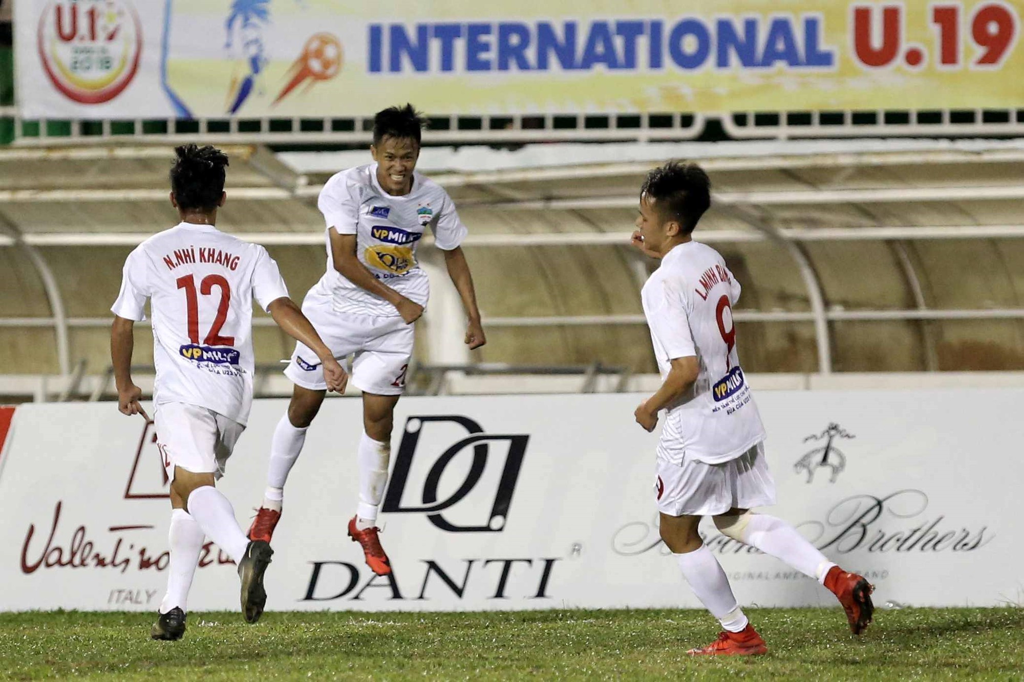 U19 Việt Nam bảo vệ th&agrave;nh c&ocirc;ng ng&ocirc;i vương sớm một v&ograve;ng đấu - Ảnh 3.