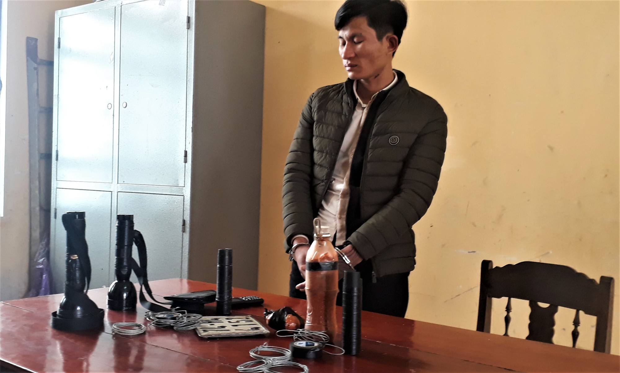 Vây bắt 4 đối tượng mang bình xịt cay, ớt bột đi bán chó trộm cắp