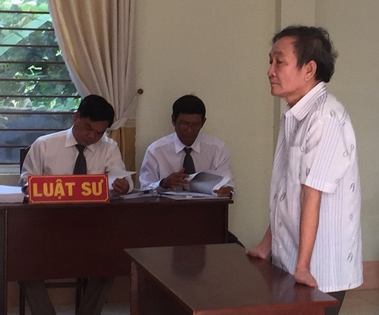 Dùng súng dọa giết người, đại gia hãng nước đá phản cung