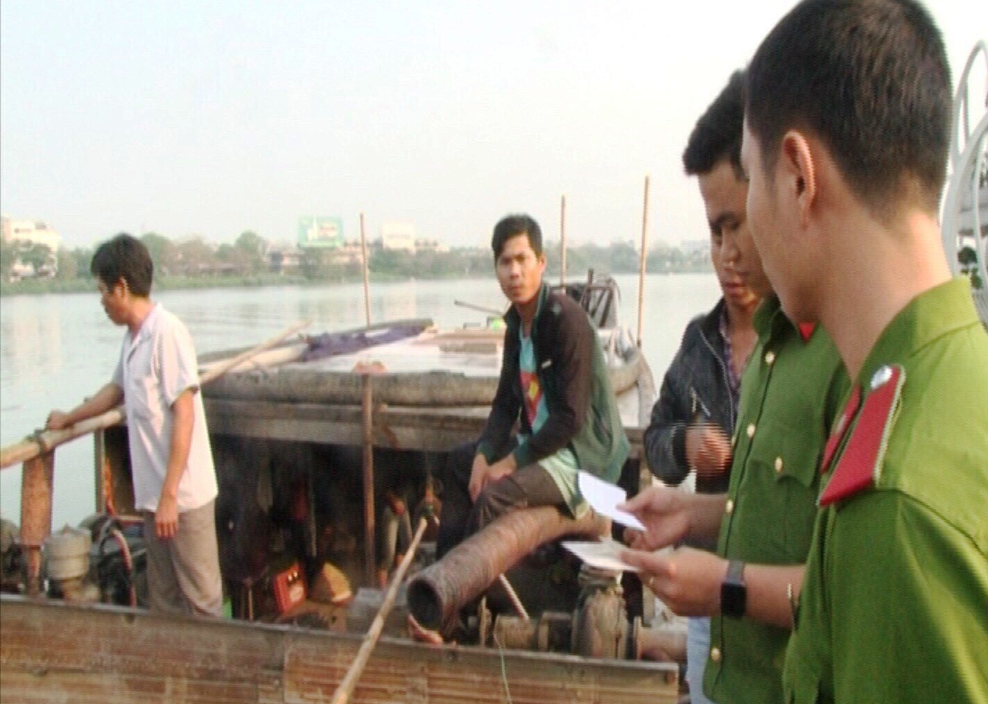 Bắt 5 đò hút cát lậu trên sông Hương
