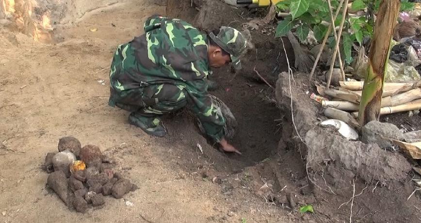 Tá hỏa phát hiện hàng trăm vũ khí nguy hiểm trong vườn nhà - Ảnh 2.