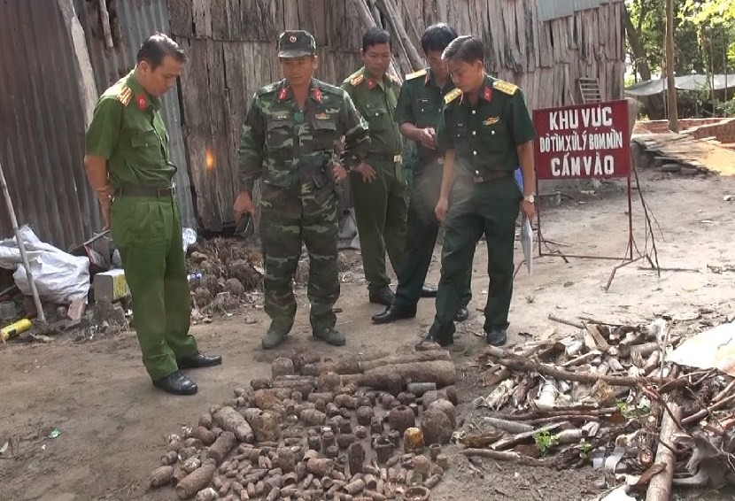 Tá hỏa phát hiện hàng trăm vũ khí nguy hiểm trong vườn nhà - Ảnh 1.