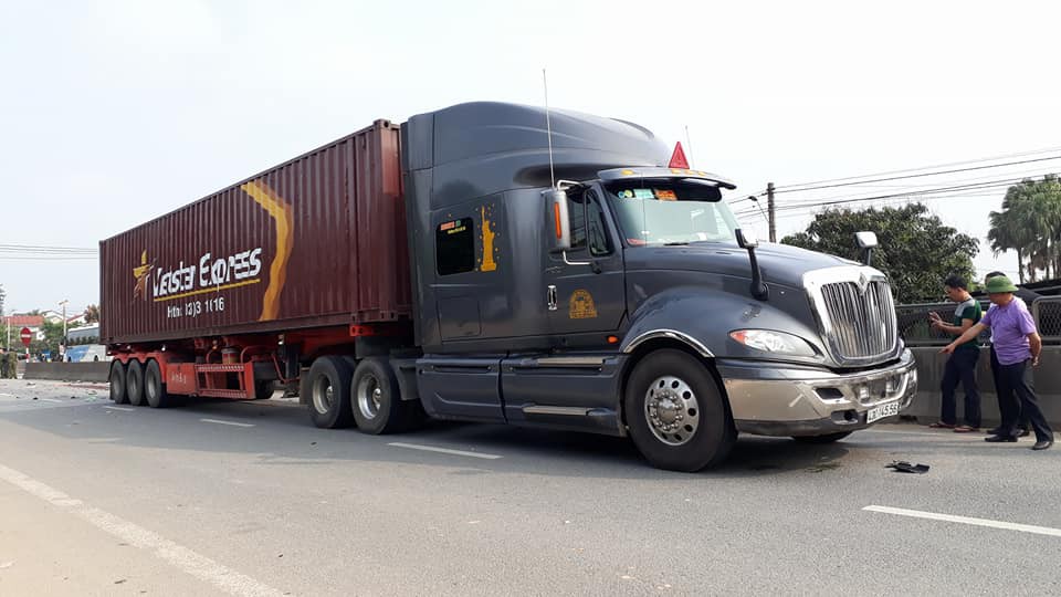 Cụ ông 80 tuổi chở vợ chết thảm dưới bánh xe container - Ảnh 2.