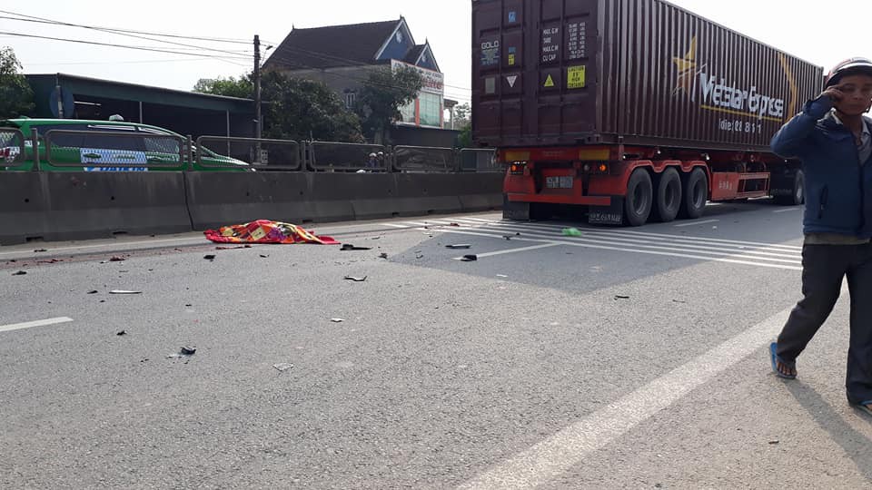 Cụ ông 80 tuổi chở vợ chết thảm dưới bánh xe container - Ảnh 1.