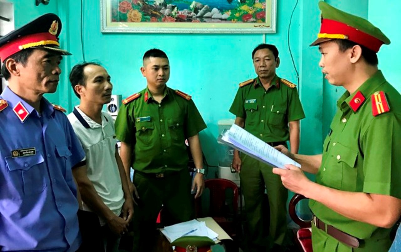 Bắt thêm 2 đối tượng trong đường dây đánh bạc gần 100 tỉ đồng - Ảnh 1.
