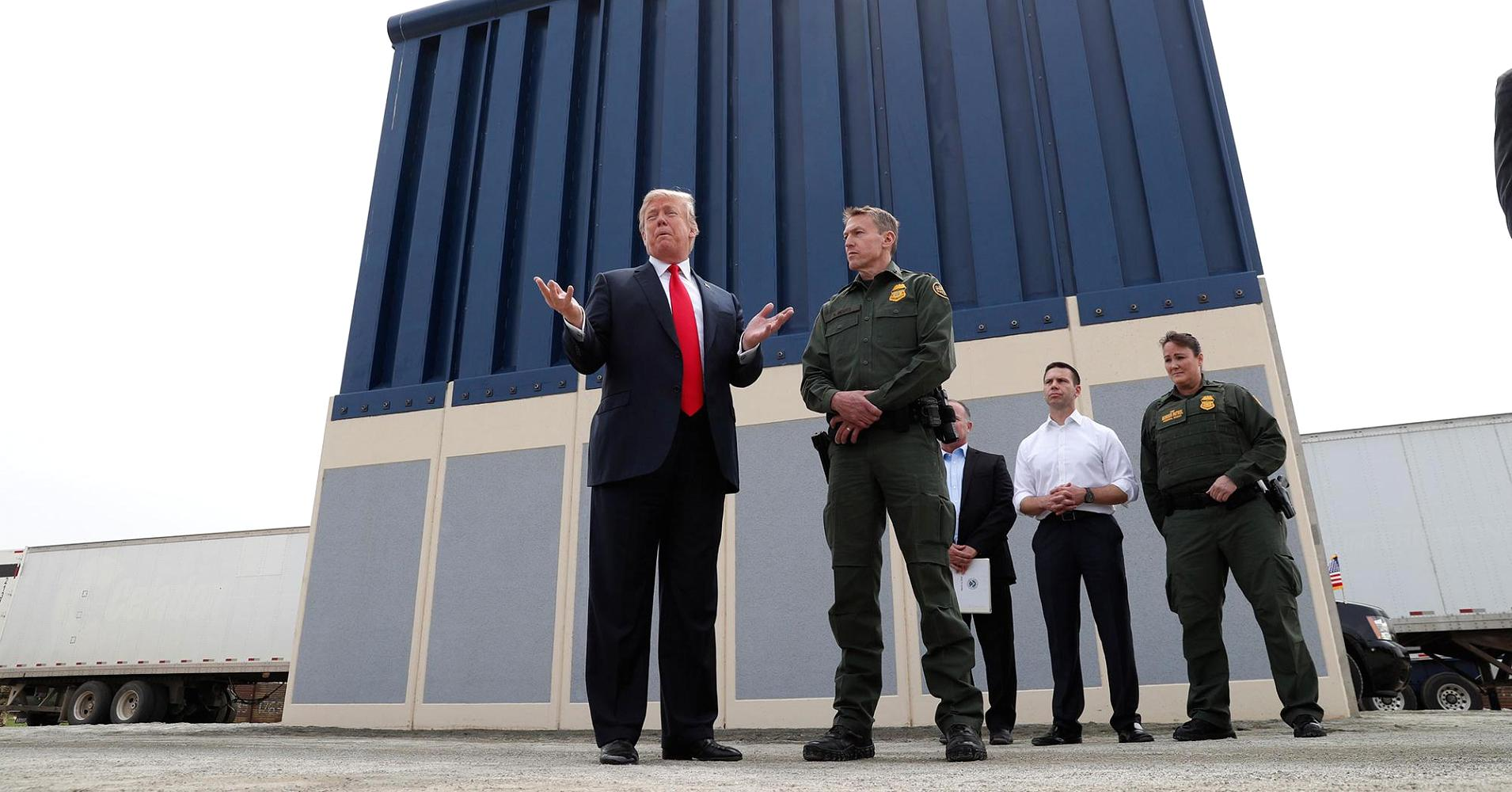 Tổng thống Trump "đá bóng" bức tường biên giới sang quân đội