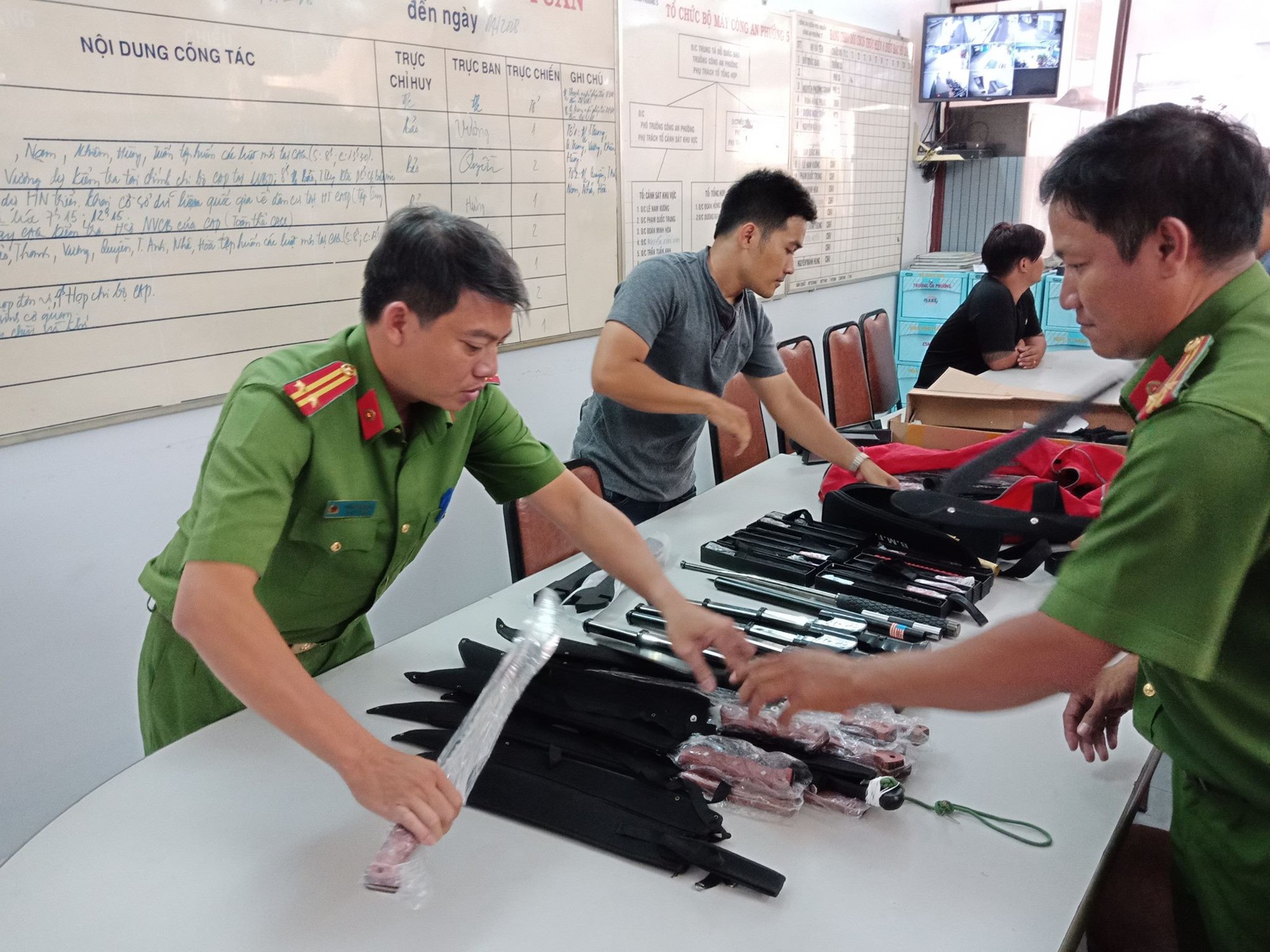 Bắt kho "hàng nóng" tại trung tâm TP HCM