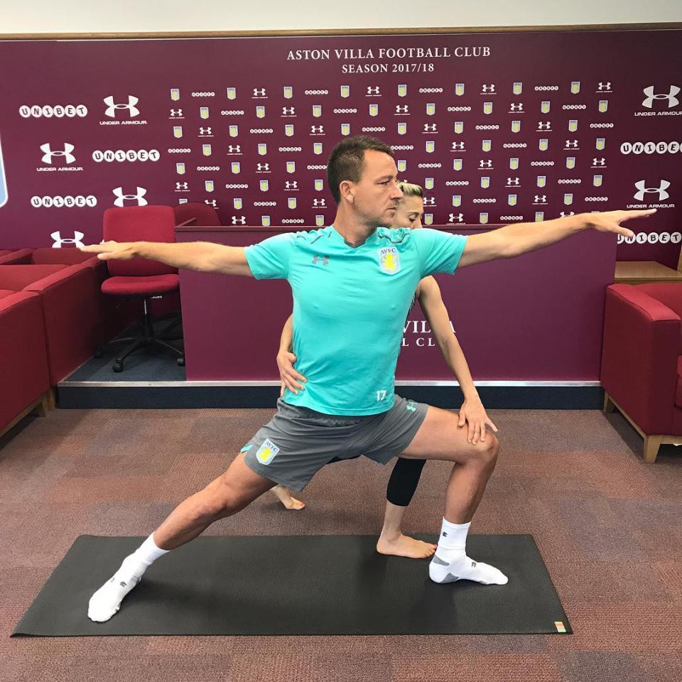 C&ocirc; gi&aacute;o yoga xinh đẹp gi&uacute;p sức Terry v&agrave; đồng đội - Ảnh 5.