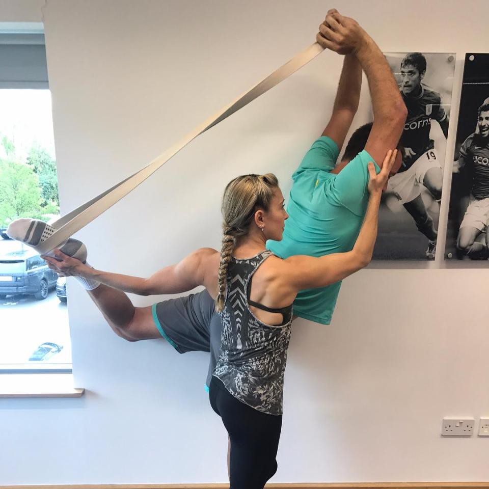 C&ocirc; gi&aacute;o yoga xinh đẹp gi&uacute;p sức Terry v&agrave; đồng đội - Ảnh 3.