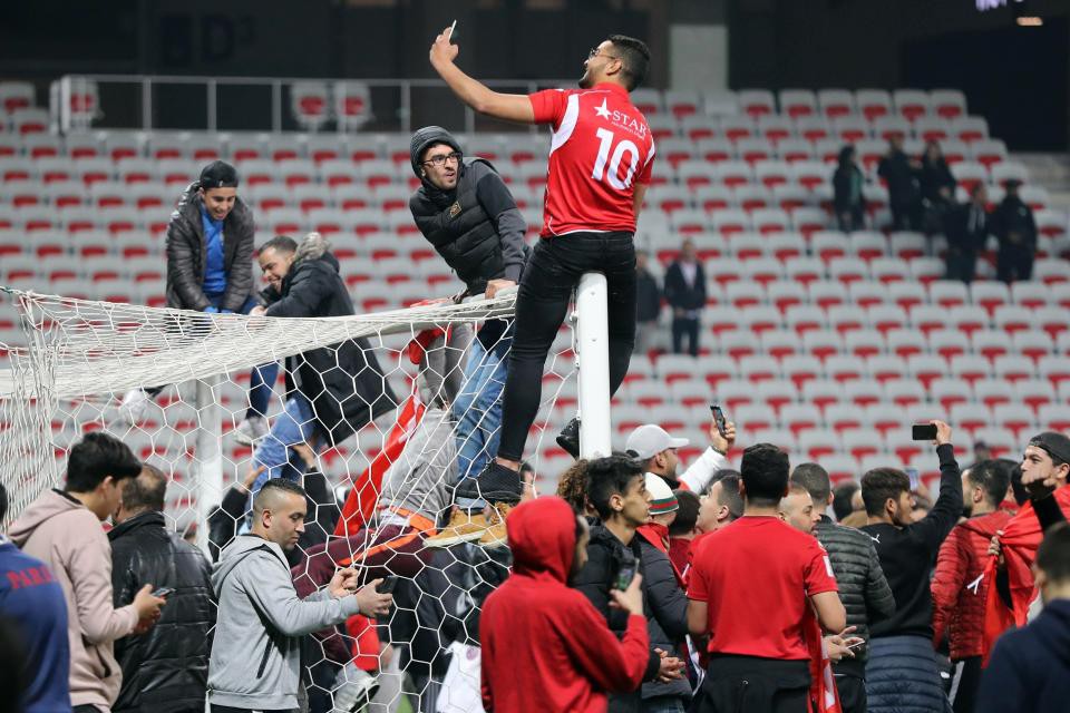 Thắng giao hữu, fan Tunisia ăn mừng như thể vô địch
