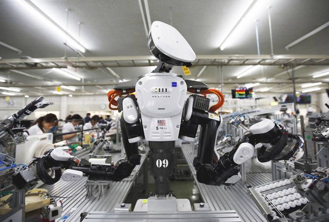 Robot đẩy c&ocirc;ng nh&acirc;n ra đường - Ảnh 1.