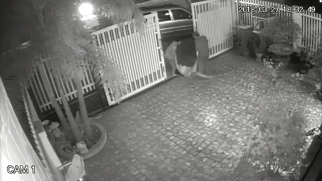 Video: Bé gái 9 tuổi bị bố mẹ đánh, kéo lê trên đường