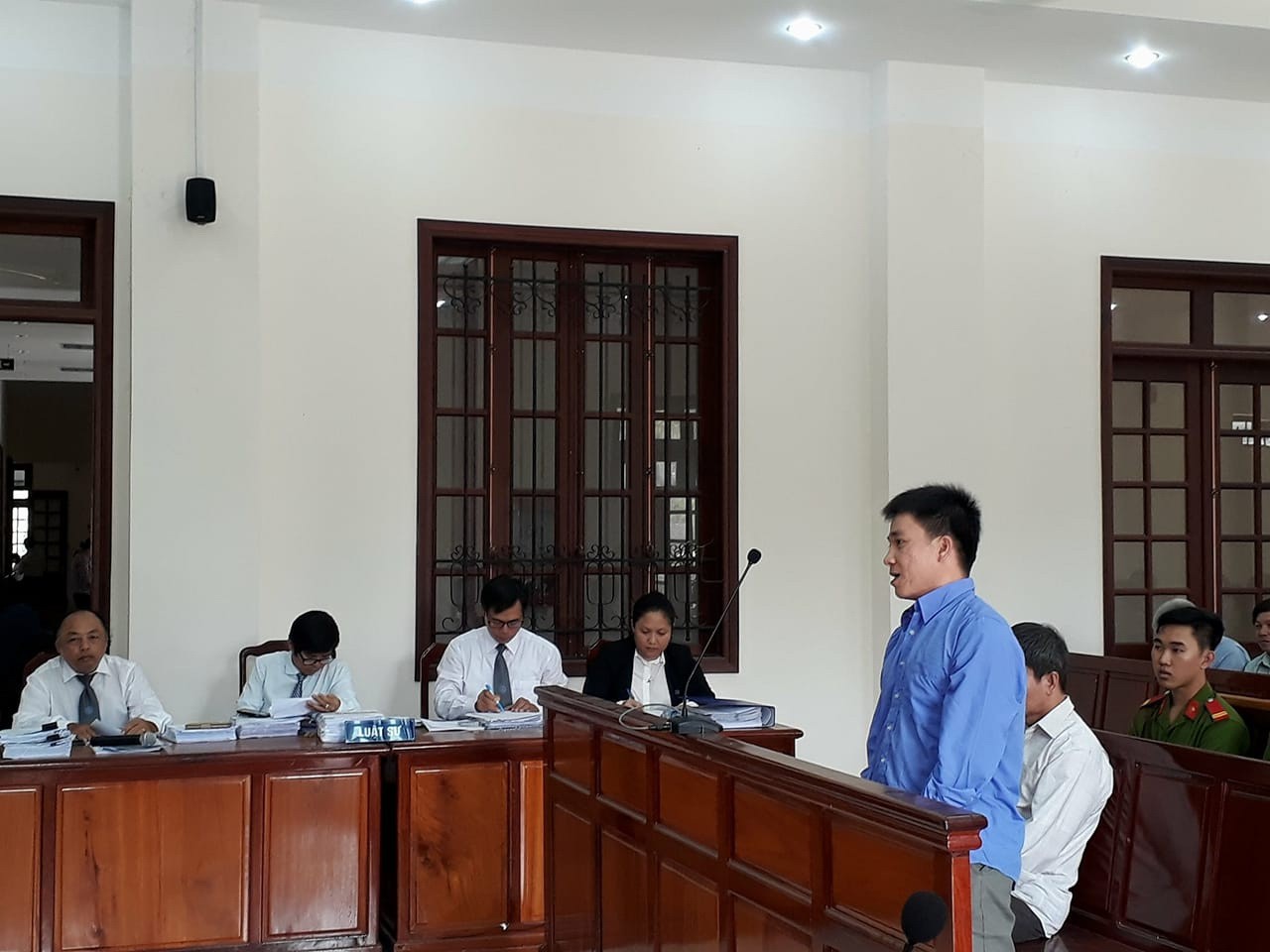 Vụ án cầu Ghềnh: Nhiều tình tiết "mờ" nên 2 bị cáo được tại ngoại