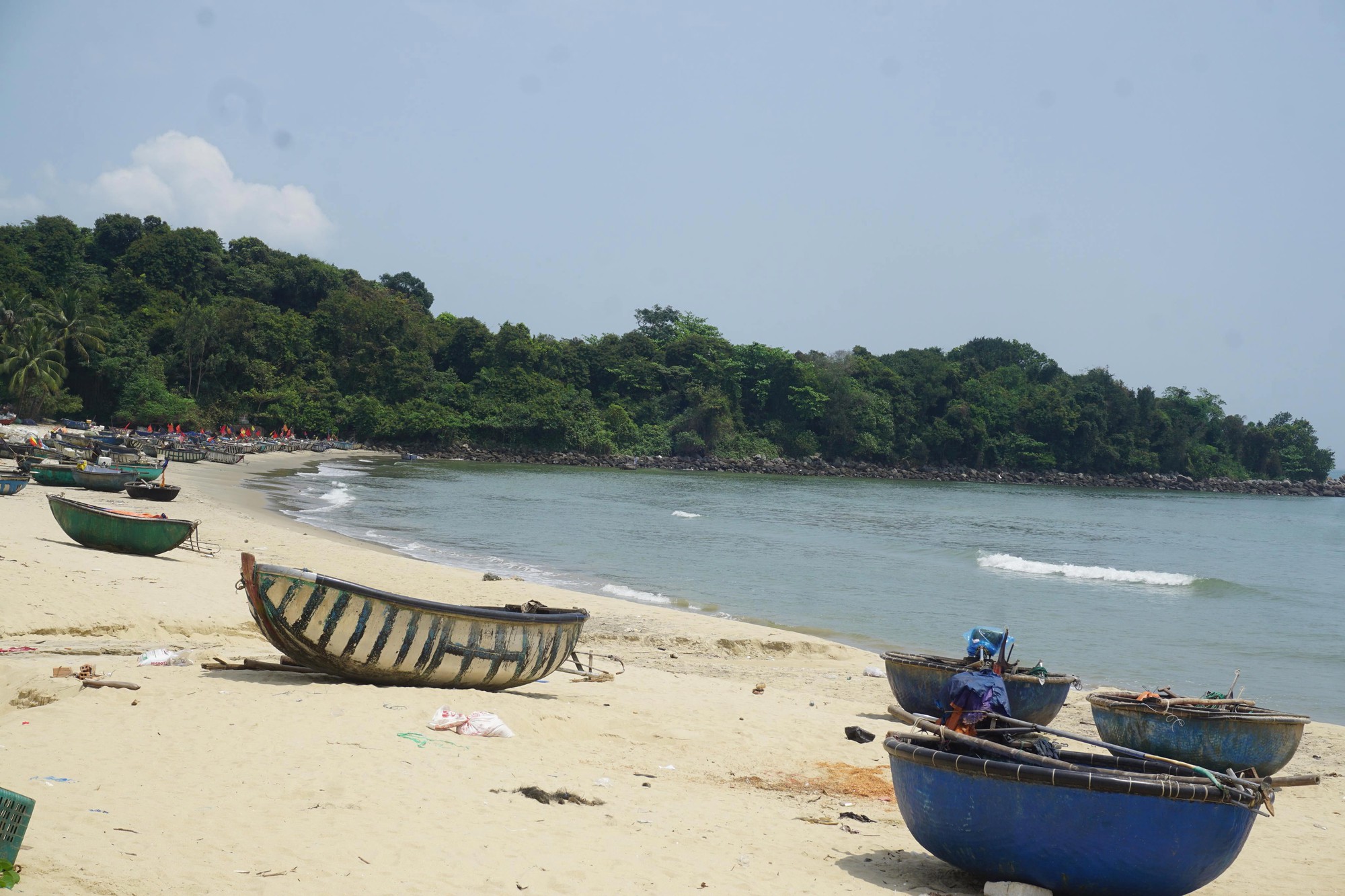 Bãi biển miền Trung bị "xẻ thịt"