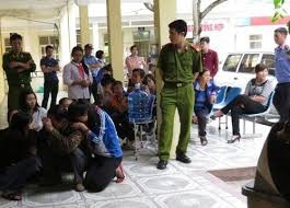 Chồng đâm chết vợ trước bệnh viện rồi cầm dao đâm tự sát
