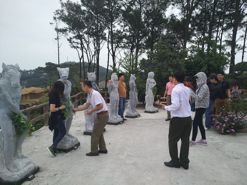 Sau mặc đồ bơi và che lá, tượng 12 con giáp sẽ bị "nhốt vào chuồng"