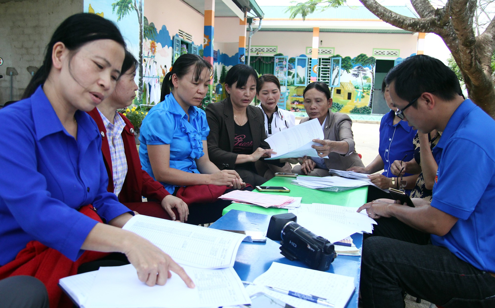 Hưởng phụ cấp, giáo viên thành con nợ