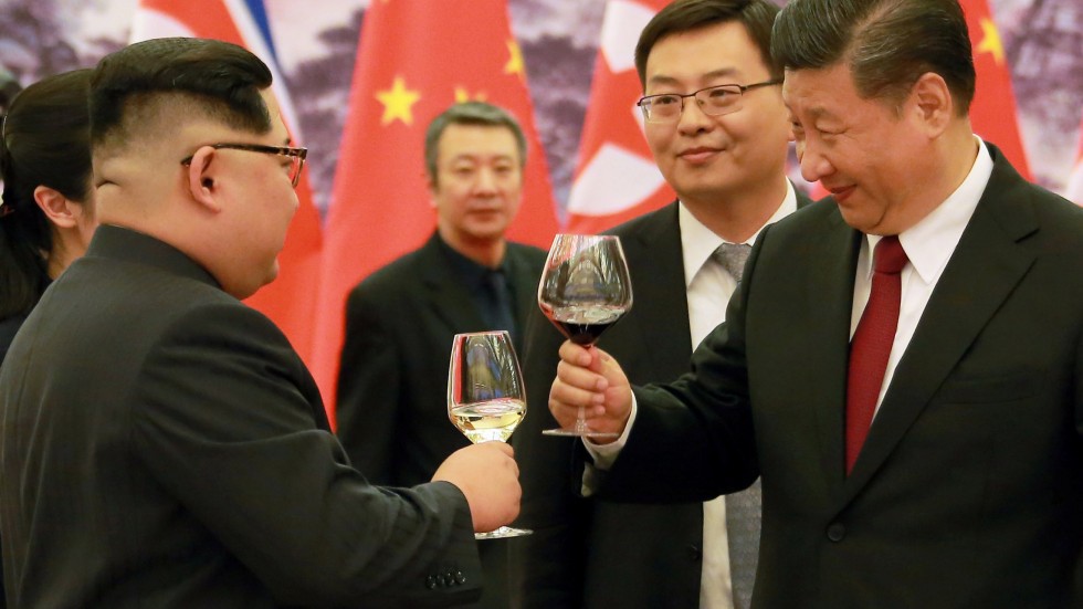 Đằng sau nụ cười của ông Kim Jong-un - Ảnh 4.