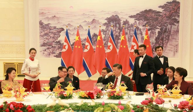 Đằng sau nụ cười của ông Kim Jong-un - Ảnh 3.