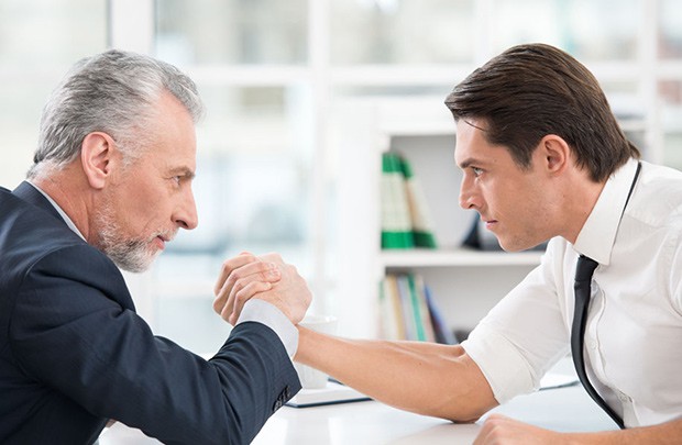 5 cách ứng xử để làm việc tốt với đồng nghiệp lão làng - Ảnh 1.