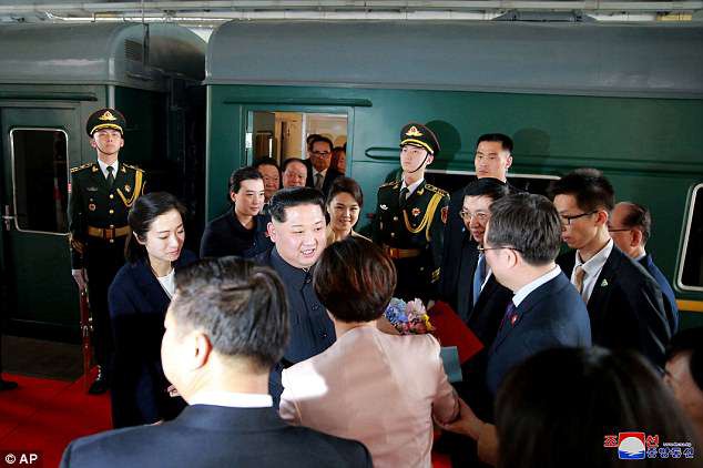Nội thất xa hoa trong con t&agrave;u của &ocirc;ng Kim Jong-un - Ảnh 5.