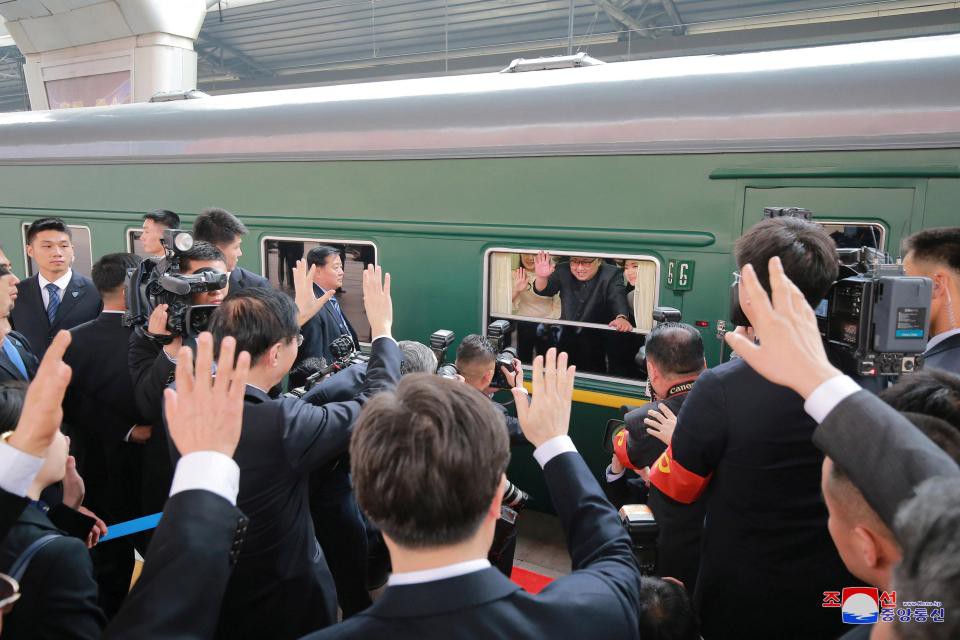Nội thất xa hoa trong con t&agrave;u của &ocirc;ng Kim Jong-un - Ảnh 4.