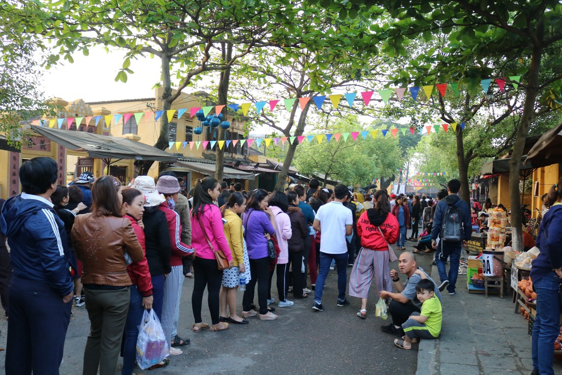 Hơn 12.000 người xếp hàng rồng rắn đi lễ chùa Ông ở Hội An - Ảnh 5.