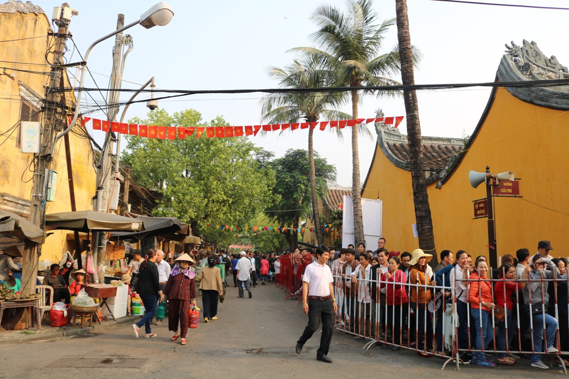 Hơn 12.000 người  xếp hàng "rồng rắn" đi lễ chùa Ông ở Hội An