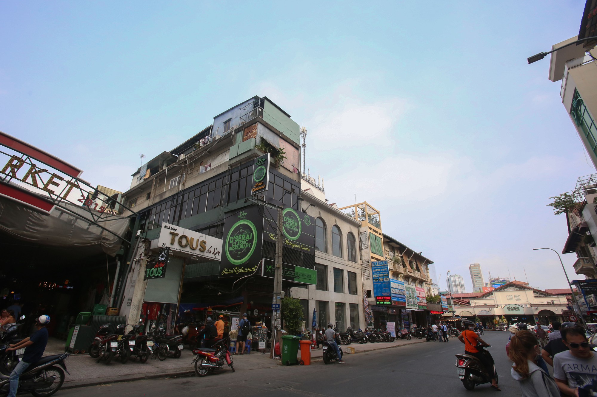 Tử thần chực chờ c&aacute;c chung cư cũ tại TP HCM - Ảnh 1.